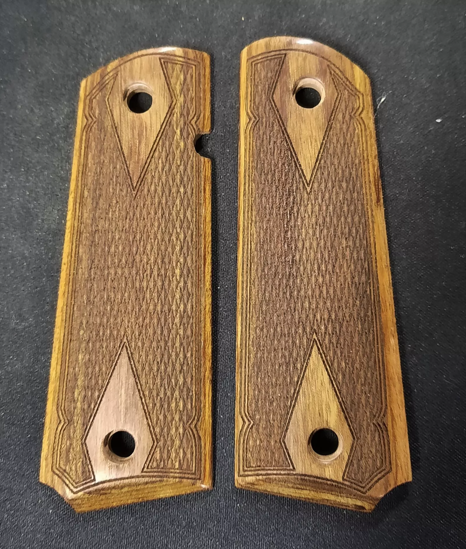 1911 Full Size Frame Classic Panel with Fine Cut Checkering Border Walnut CT00060